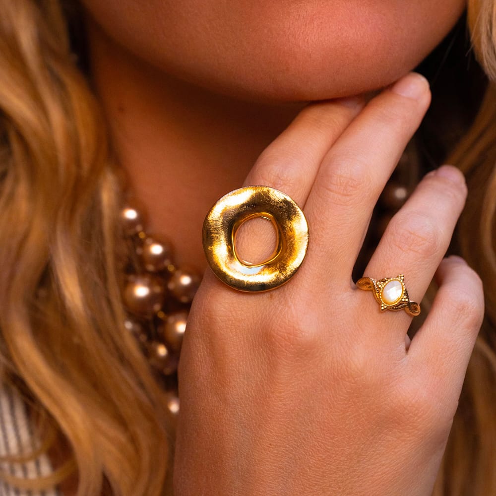 Bague pour femme avec anneau entrelacée sertie d'une pièce de nacre blanche - Mathilde & Filles
