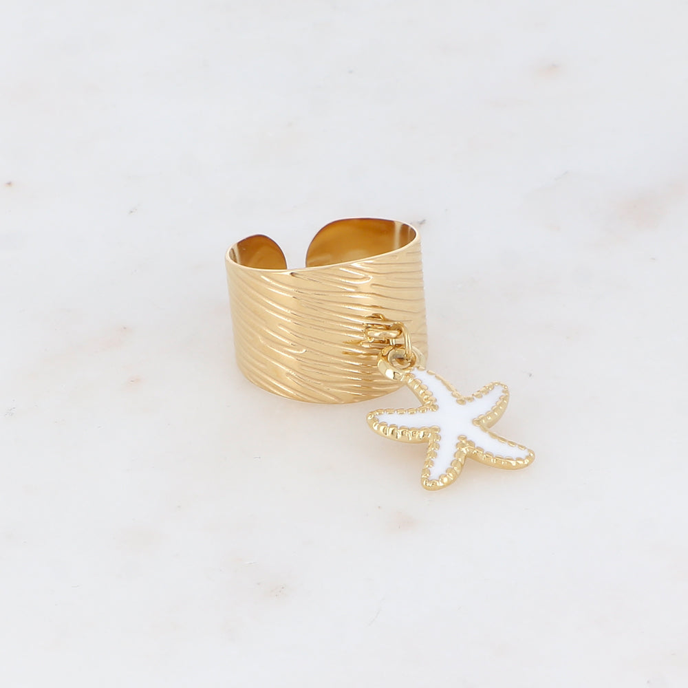 Mathilde & Filles bijoux | Bague pour femme avec anneau large et strié embellie d'une pampille en forme d'étoile de mer colorée en blanc
