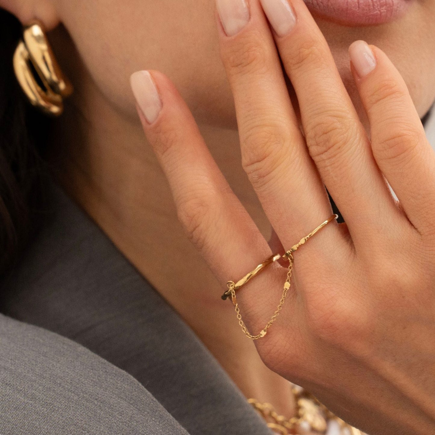 Mathilde & Filles | Bague en acier inoxydable doré à l'or fin embellie d'une chainette et deux anneaux