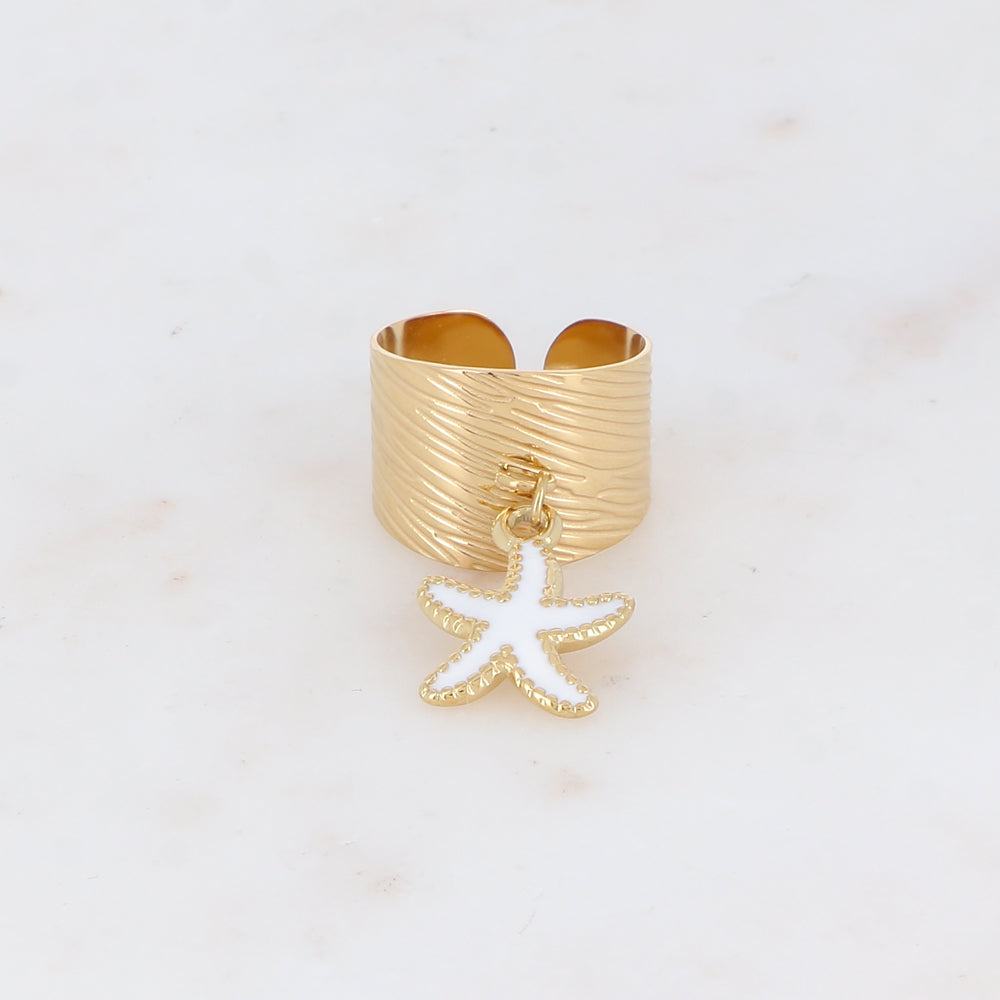 Mathilde & Filles bijoux | Bague en acier inoxydable composée d'un anneau strié et d'une pampille émaillée blanche en forme d'étoile de mer joliment dessinée