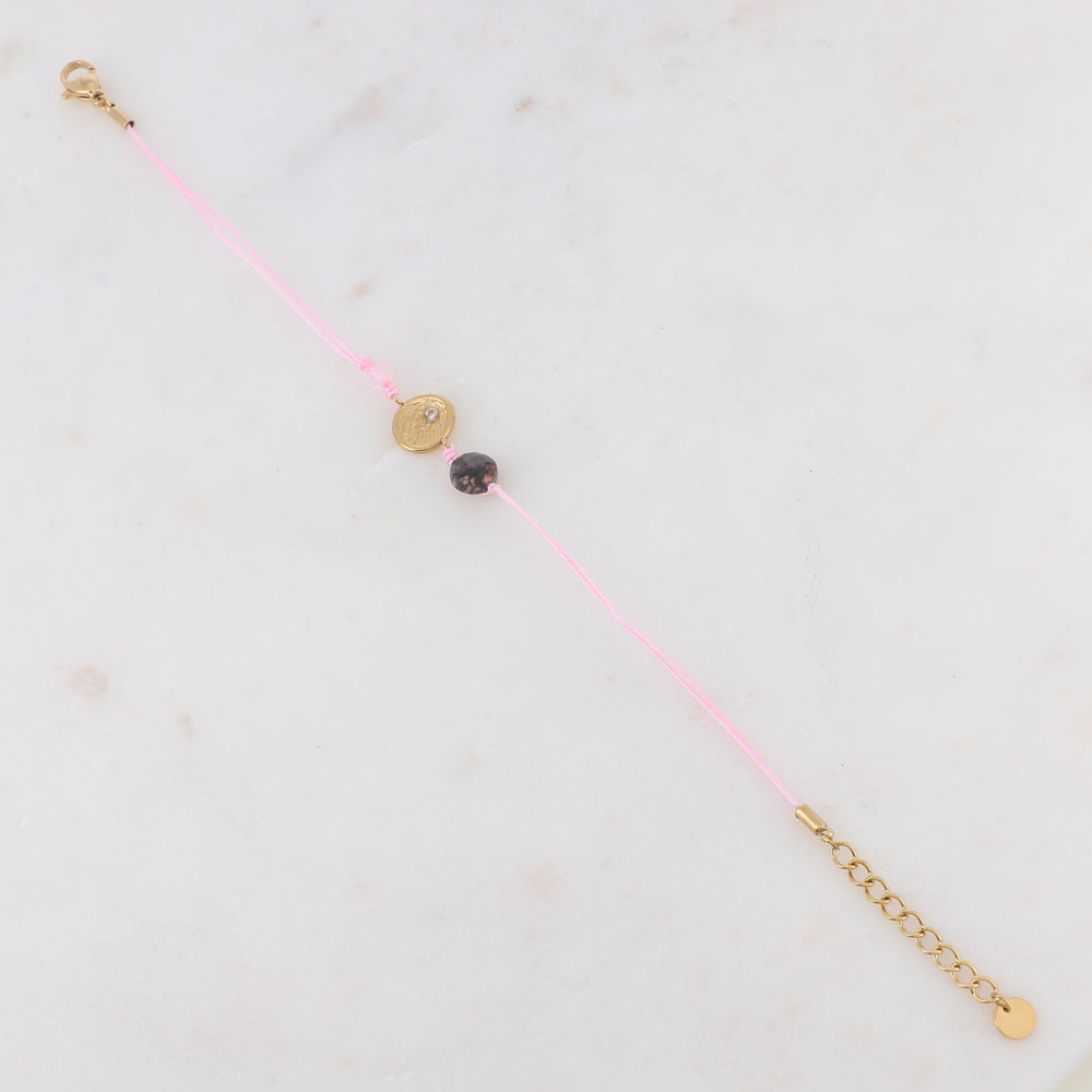 Mathilde & Filles | Bracelet cordon rose embelli d'un cabochon doré et deux pierres naturelles