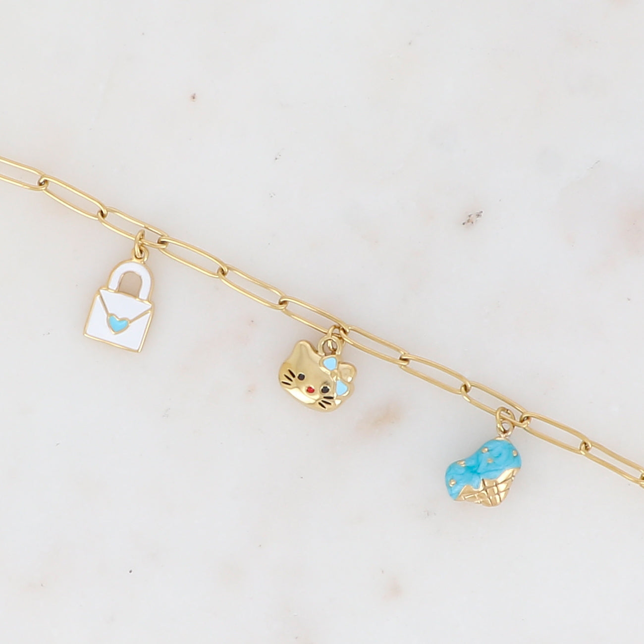 Bracelet pour femme orné de trois pampilles à savoir un cadenas un chat et un cœur | Mathilde & Filles