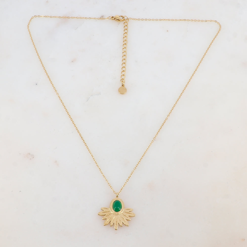 Collier pour femme avec pendentif serti d'une pierre de couleur verte | Mathilde & Filles