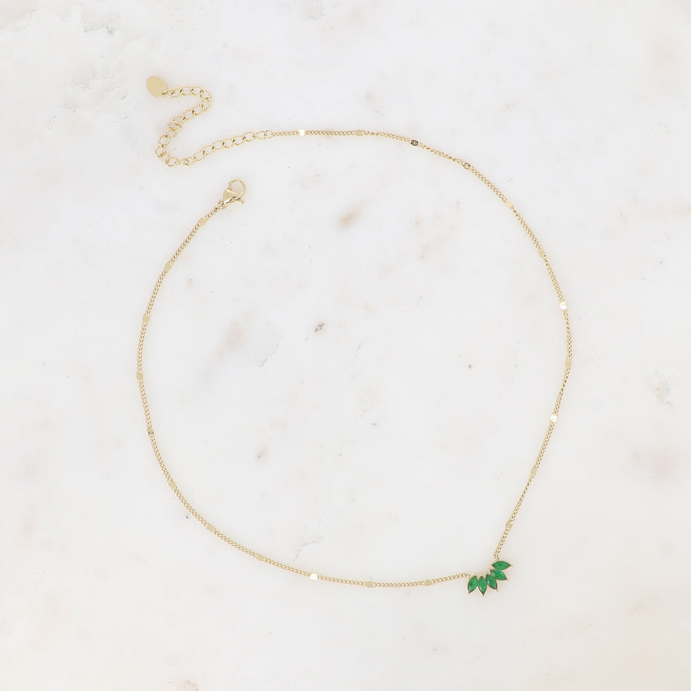 Mathilde & Filles | Collier embelli d'un pendentif serti de zircons verts