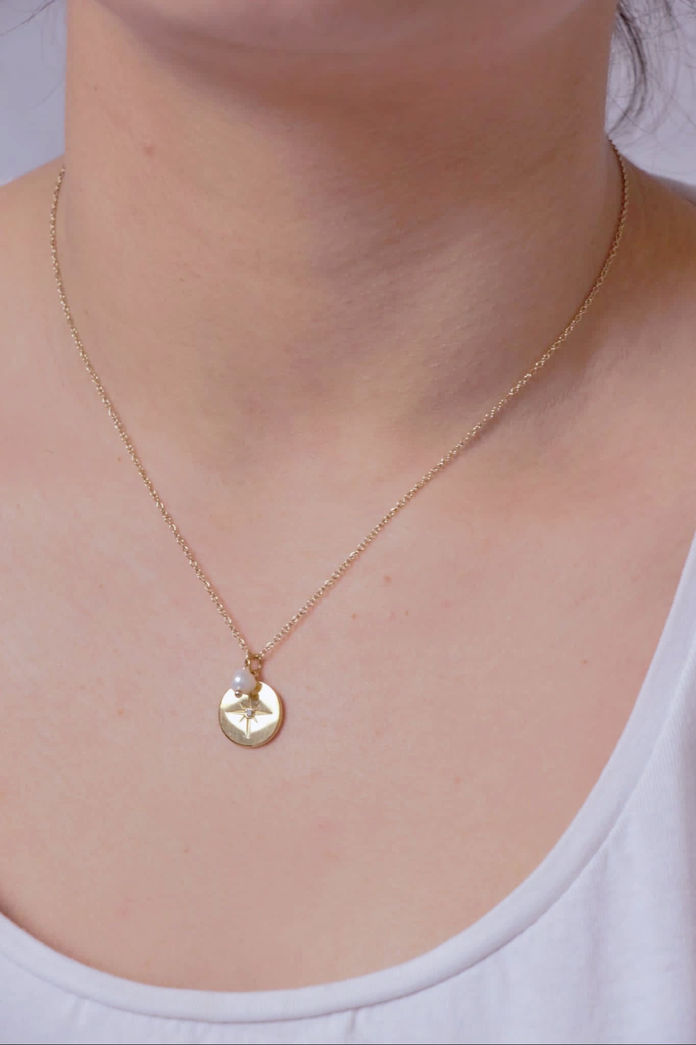 Mathilde & Filles | Collier pour emme orné d'un pendentif rond et d'une perle d'eau douce