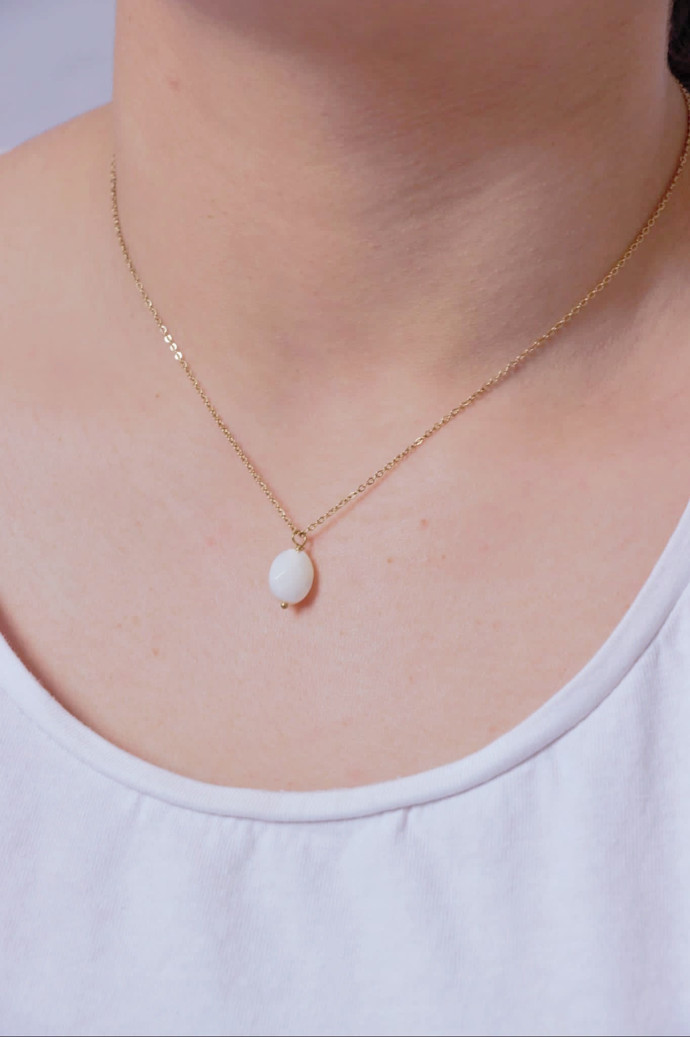 Mathilde & Filles | Collier en acier inoxydable doré serti d'une nacre blanche facetée