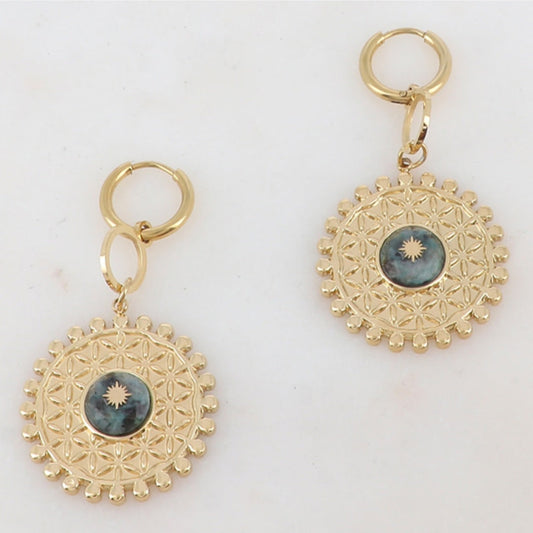 Bijoux femme - Créoles dorées serties d'une pierre naturelle de type turquoise africaine de la marque Mathilde & Filles