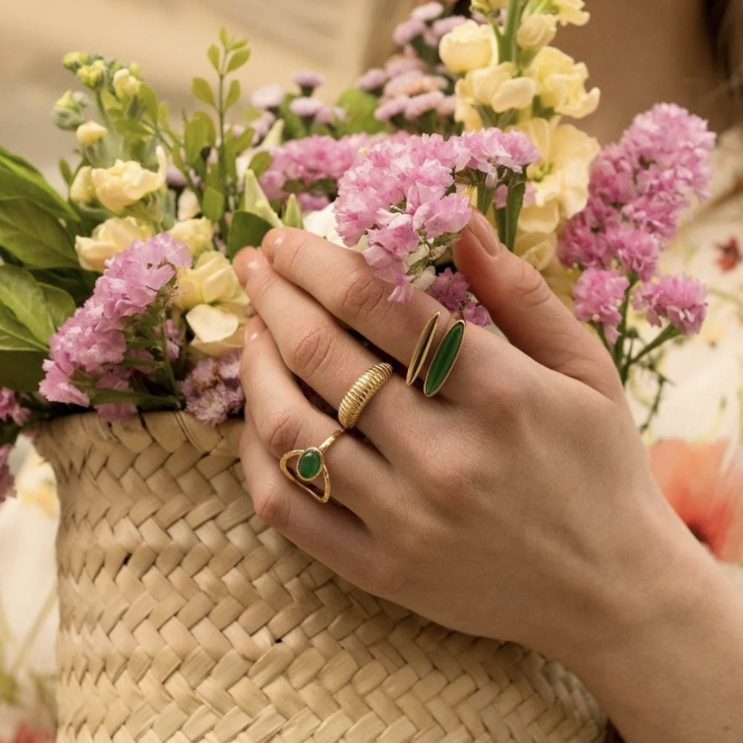 Bague femme en acier inoxydable doré ornée d'une pierre semi-précieuse de couleur verte | Bijoux Mathilde & Filles