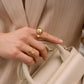 Mathilde & Filles - Bague tendance pour femme avec une grosse boule martelée et une petite boule lisse