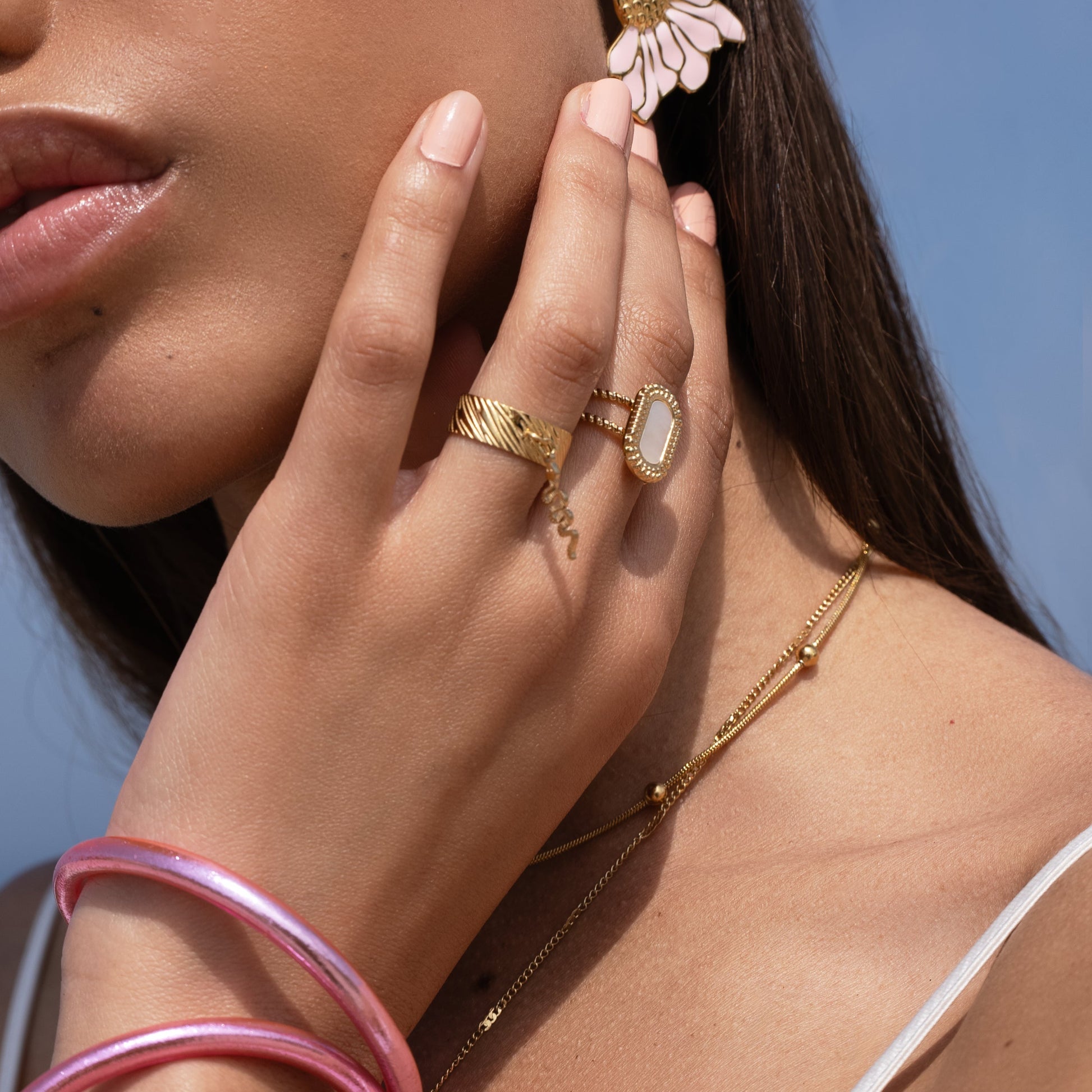 Bague femme à anneau strié et pampille serpent de la marque marocaine de bijoux Mathilde & Filles | Mathilde & Filles