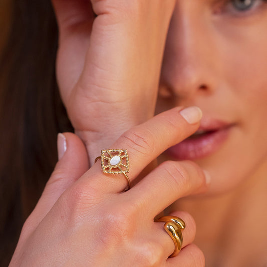 Mathilde & Filles - Bague pour femme en forme de losange ajouré sertie d'une pièce de nacre blanche