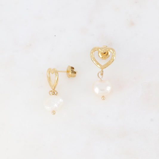 Mathilde & Filles | Boucles d'oreilles en acier inoxydable embellies d'un cœur et une perles d'eau douce