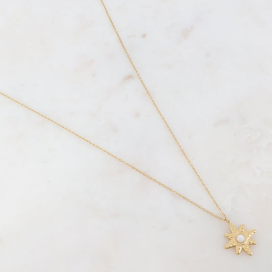 Mathilde & Filles | Collier en acier inoxydable embelli d'un pendentif étoile de mer serti d'une pierre naturelle agate blanche 