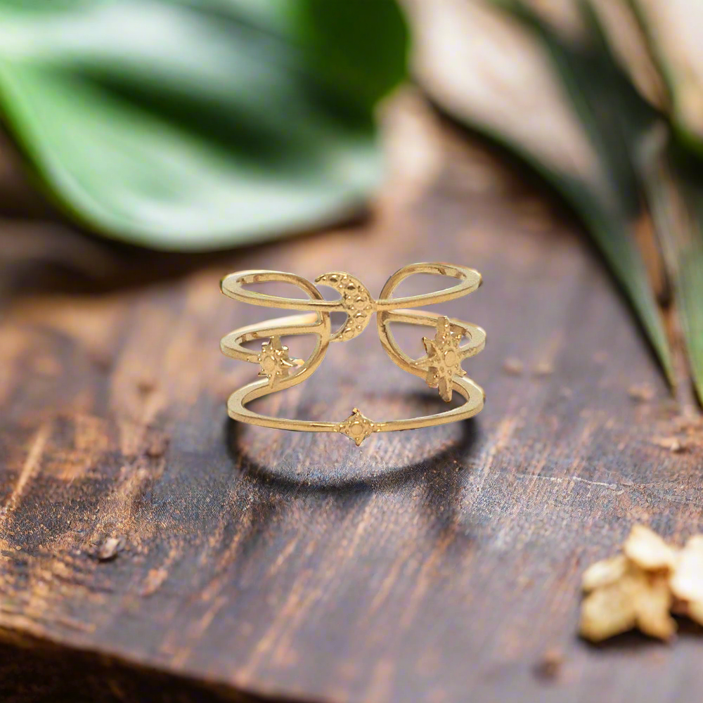 Bague femme embellie d'un croissant de lune finement martelé et de tris petites étoiles scintillantes | Mathilde & Filles bijoux