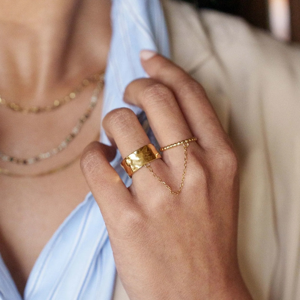 Mathilde & Filles | Bague en acier inoxydable pour femme composée de  deux anneaux un large martelé et un en petites boules rattachés à une chainette délicate