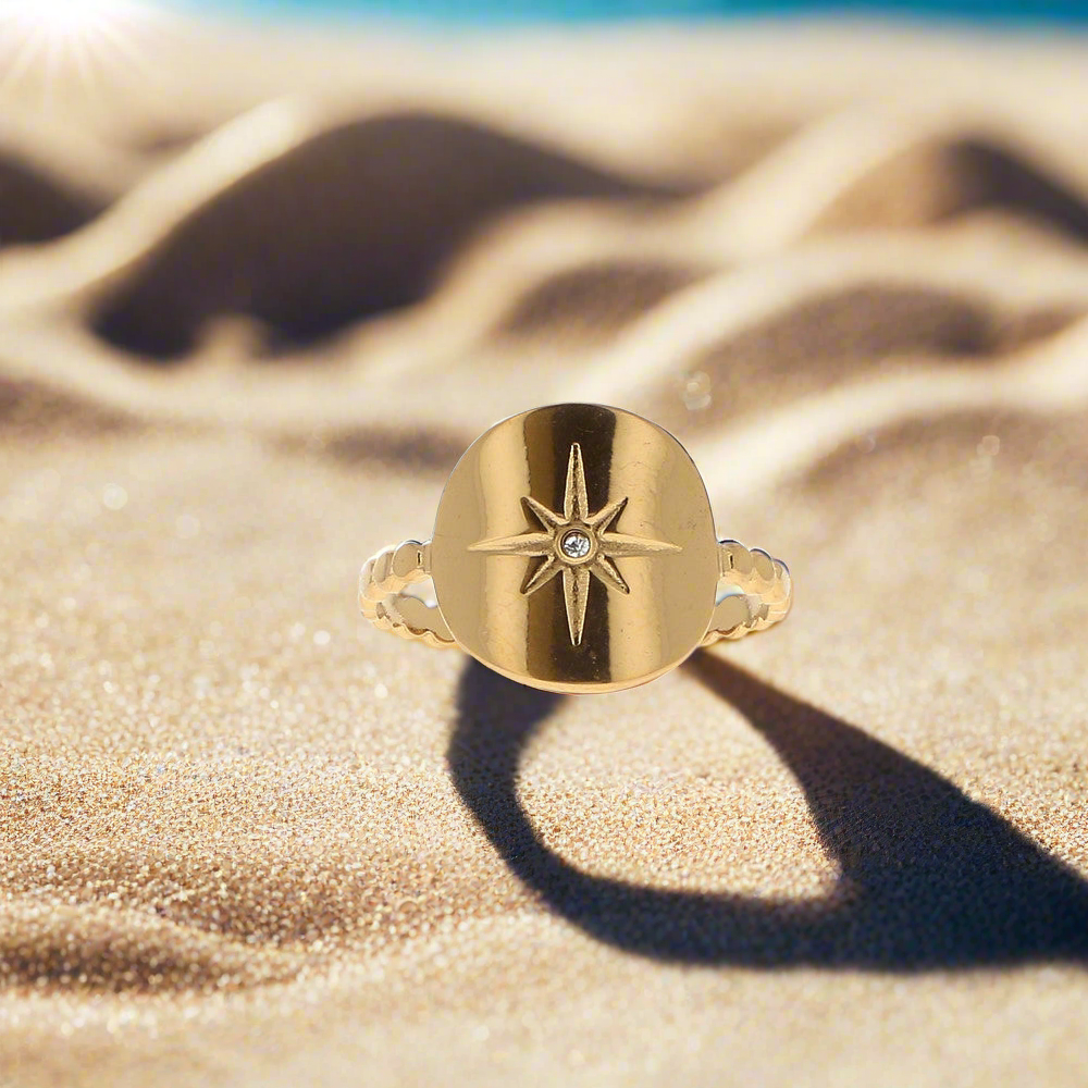 Mathilde & Filles | Bague femme avec anneau original à boule embellie d'un cabochon rond dans lequel se place une étoile scintillante au centre sertie d'un strass blanc