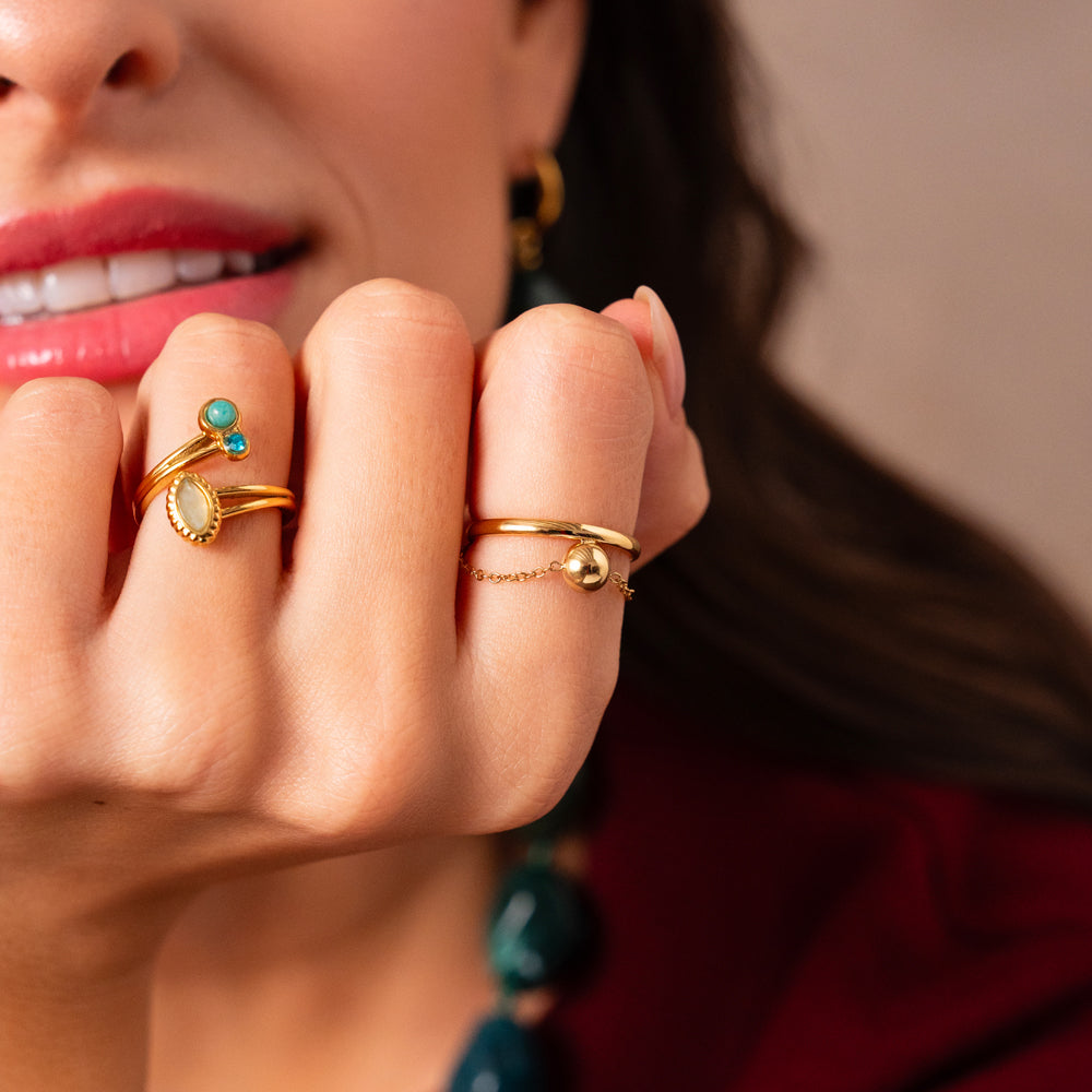 Bague pour femme en acier inoxydable ornée d'une chaine délicatement fine et une boule