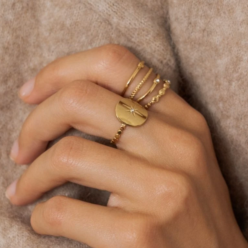 Mathilde & Fille - bague pour femme avec anneau composé de plusieurs petites pastilles et un cabochon avec étoile scintillante