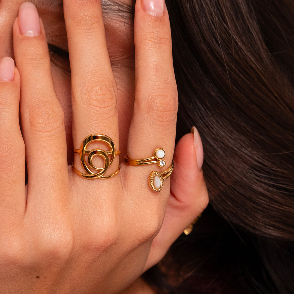 Mathilde & Filles | Bague ouverte en acier inoxydable sertie de nacre blanche très originale