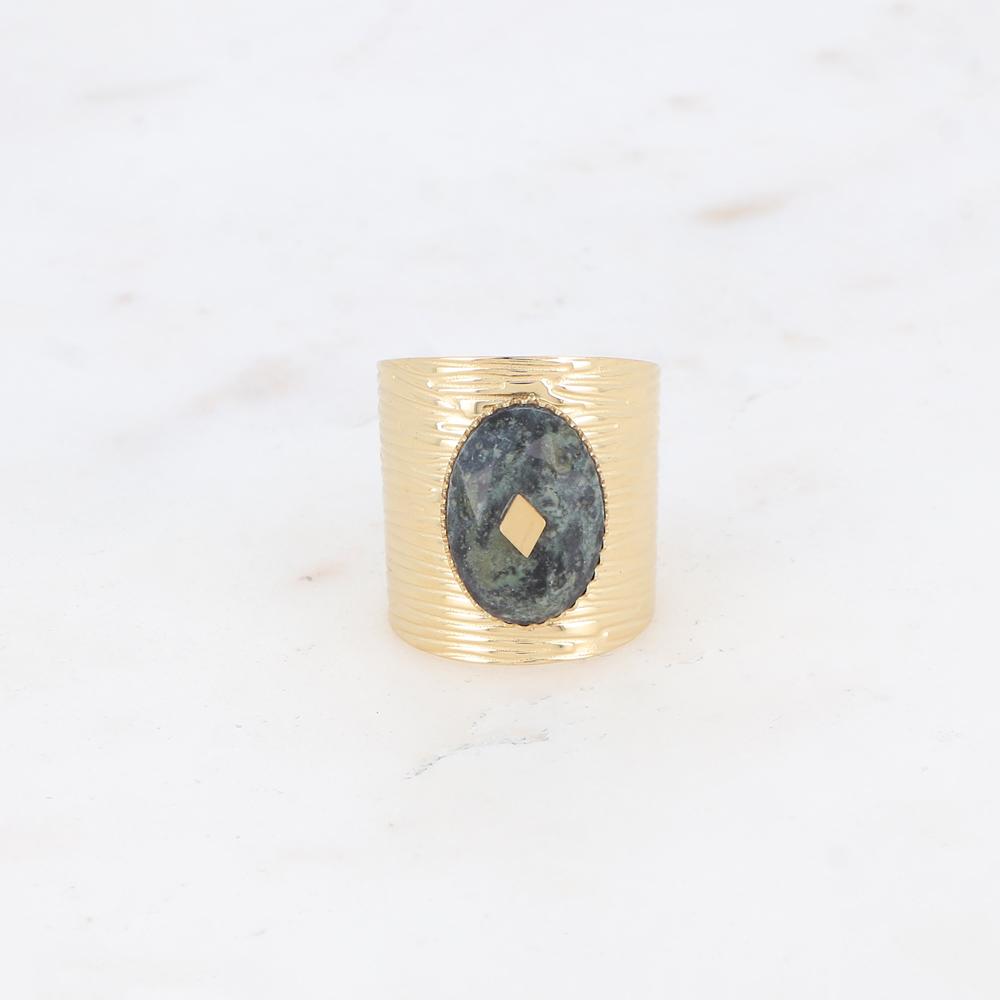 Mathilde & Filles | Bague pour femme avec anneau large et long strié sertie d'une pierre naturelle jade africaine
