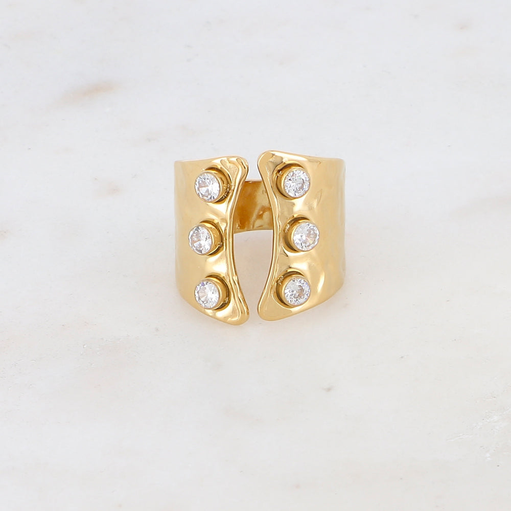 Mathilde & Filles - Bague large et longue martelée sertie de cristaux blancs