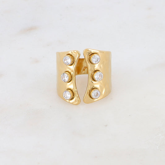 Mathilde & Filles - Bague large et longue martelée sertie de cristaux blancs