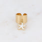 Mathilde & Filles bijoux | Bague en acier inoxydable composée d'un anneau strié et d'une pampille émaillée blanche en forme d'étoile de mer joliment dessinée
