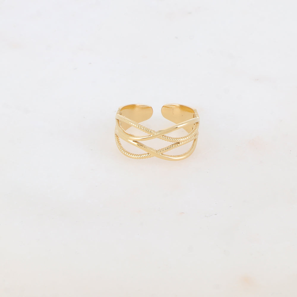 Mathilde & Filles | Bague en acier inoxydable pour femme composée de trois anneaux entrelacés au style ajouré et légèrement striés