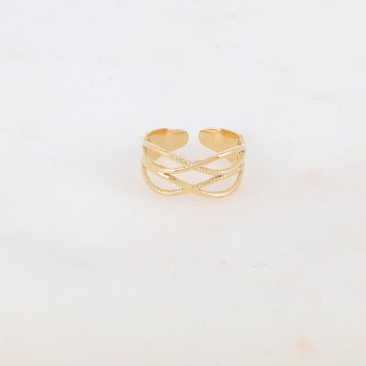 Mathilde & Filles | Bague en acier inoxydable pour femme composée de trois anneaux entrelacés au style ajouré et légèrement striés