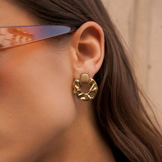 Mathilde & Filles | Boucles d'oreilles en acier inoxydable martelées et serties d'une pierre naturelle agate beige
