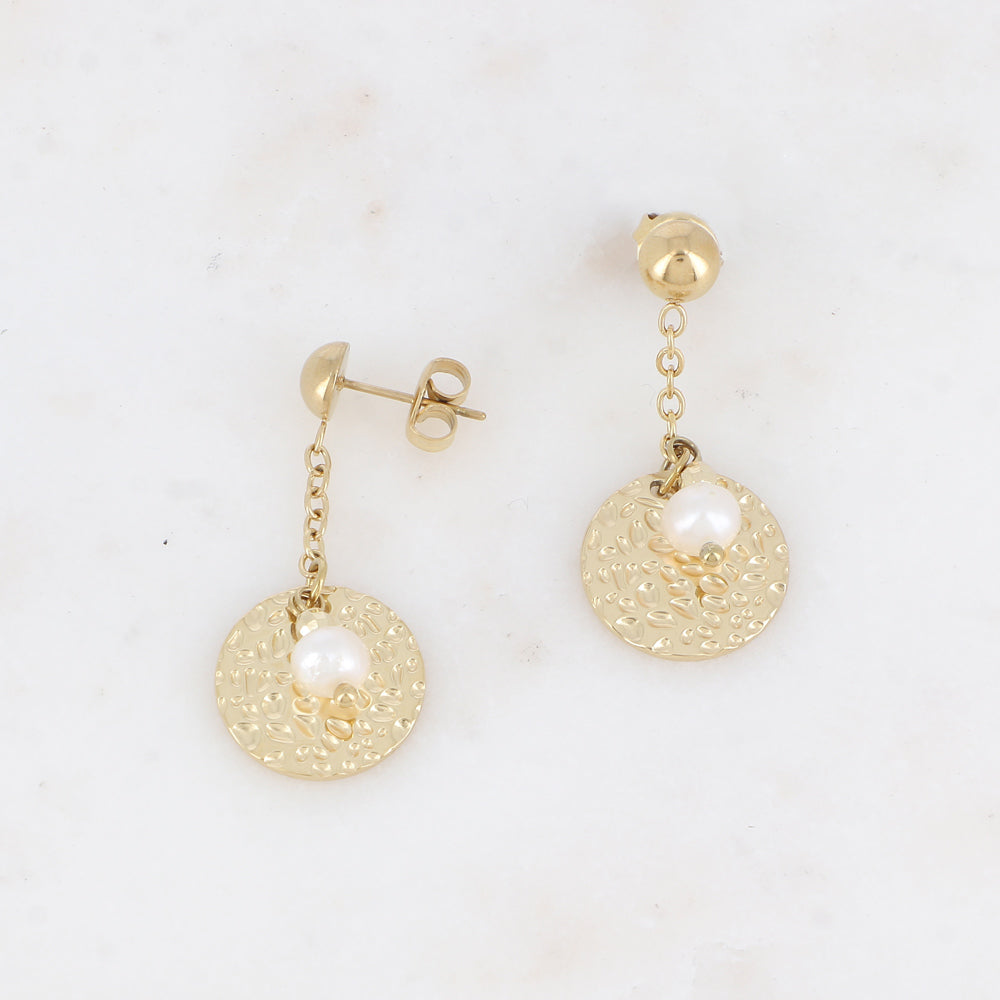 Mathilde & Filles | Boucles d'oreilles avec chainette portant une pièce ronde martelée et une perle d'eau douce