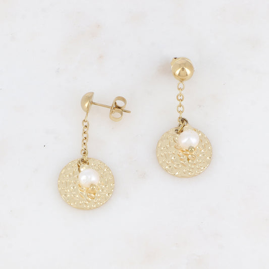 Mathilde & Filles | Boucles d'oreilles avec chainette portant une pièce ronde martelée et une perle d'eau douce