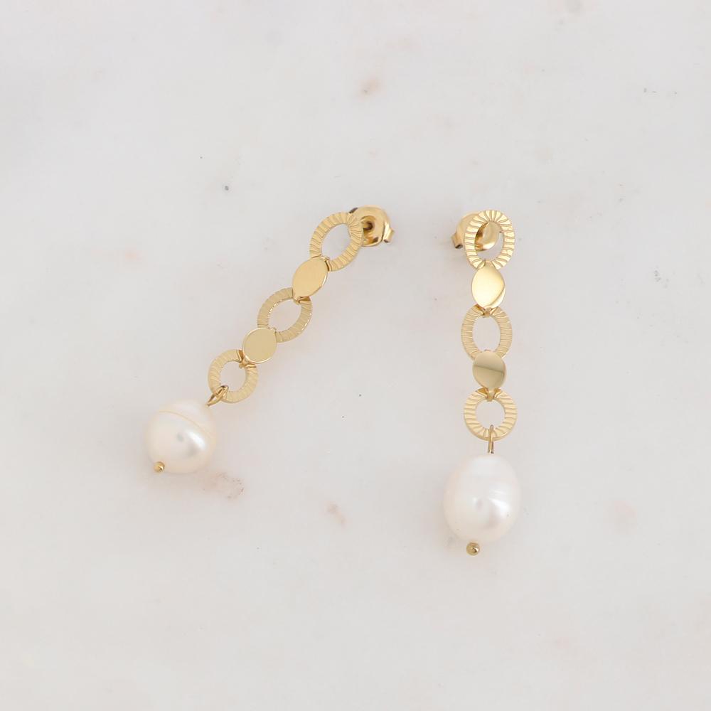 Mathilde & Filles | Boucles d'oreilles embellies d'une chainette originale sertie d'une perle de culture