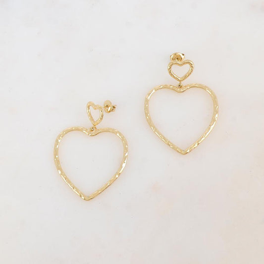 Mathilde & Filles | Boucles d'oreilles en acier inoxydable embellies de deux cœurs légèrement martelés