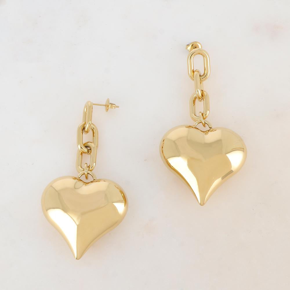 Mathilde & Filles | Boucles d'oreilles en acier inoxydable embellies d'une chaine à maillons ornée d'un gros cœur 