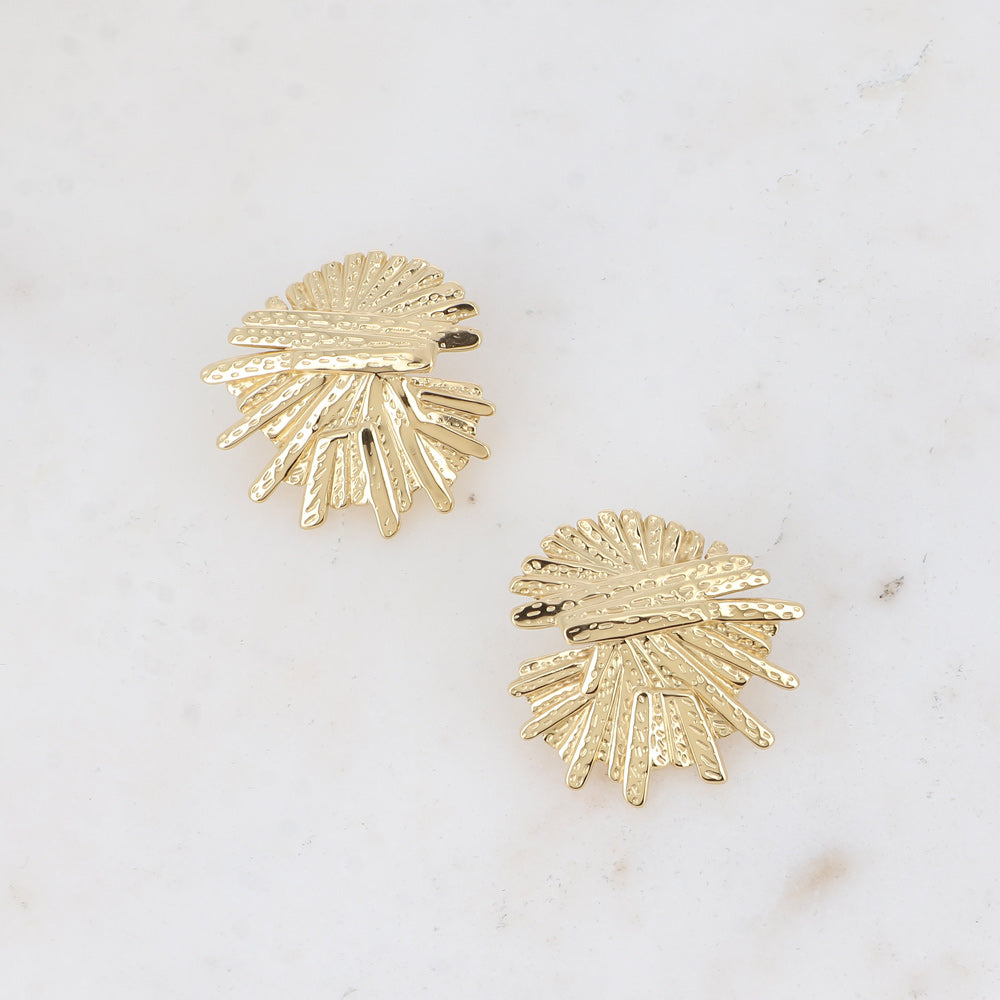 Mathilde & Filles | Boucles d'oreilles en acier inoxydable embellies d'un cœur avec des jolies sculptures