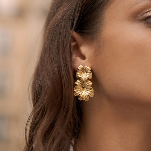 Mathilde & Filles | Boucles d'oreilles pendantes composées de deux fleurs joliment sculptées en acier inoxydable doré à l'or fin