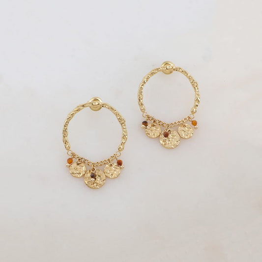 Mathilde & Filles | Boucles d'oreilles en forme d'anneau martelé serties de perles fine œil de tigre et de pampilles