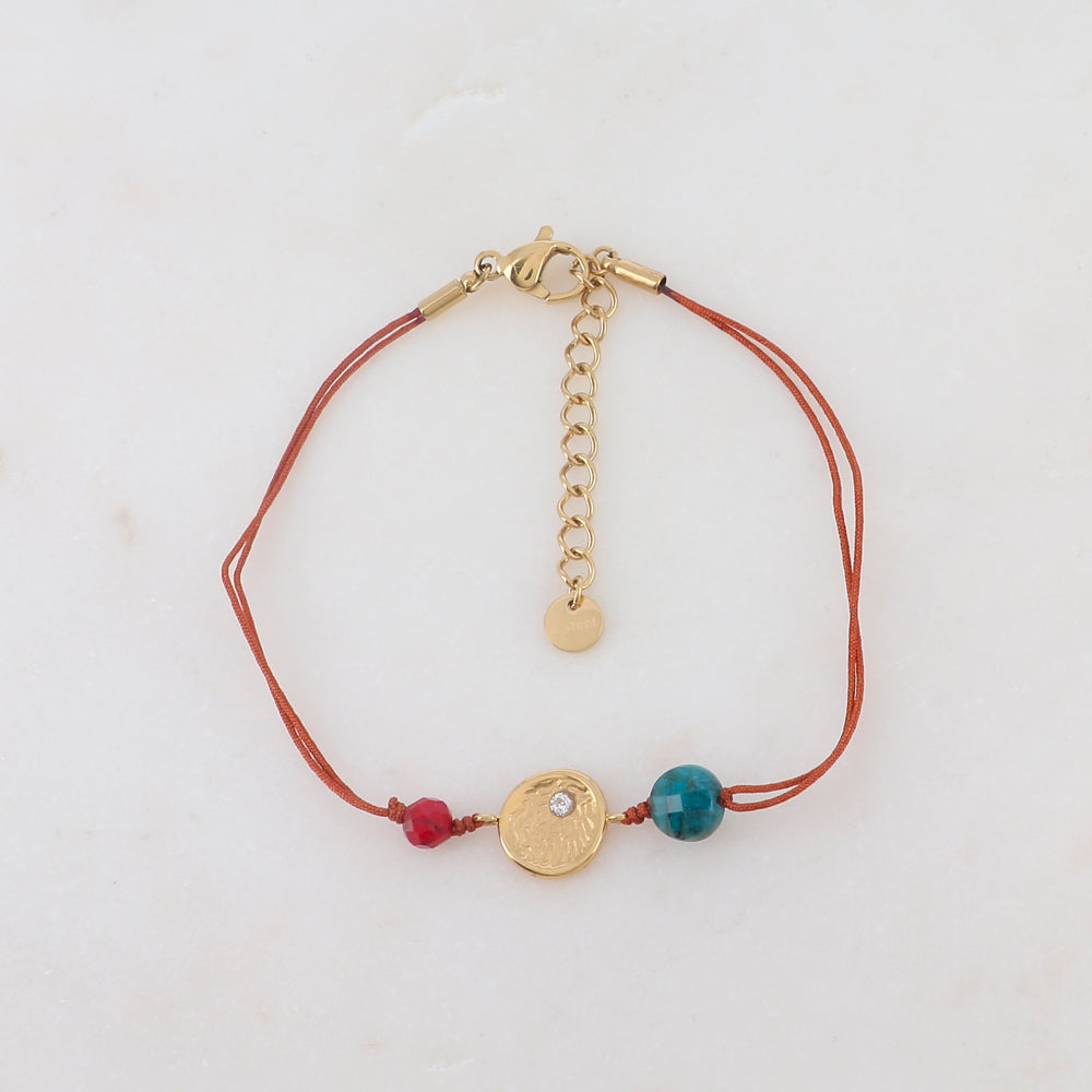 Mathilde & Filles | Bracelet cordon rouge orné d'un cabochon doré et de pierres naturelles