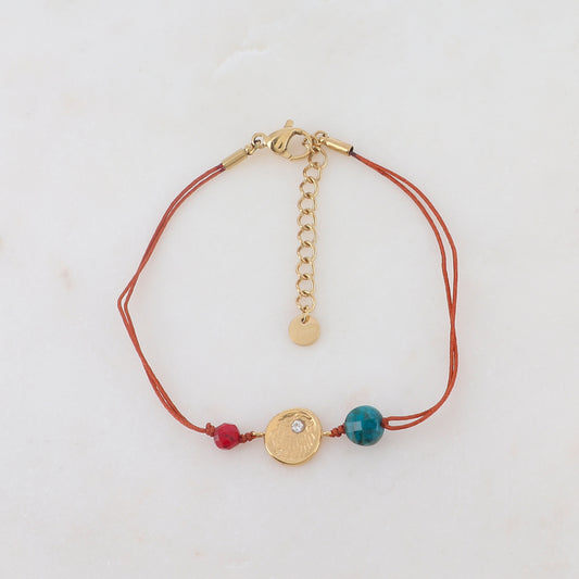 Mathilde & Filles | Bracelet cordon rouge orné d'un cabochon doré et de pierres naturelles