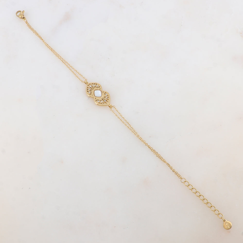 Mathilde & Filles | Bracelet double chaines avec cabochon en forme de losange serti de zircons et de nacre blanche