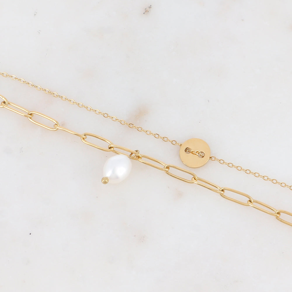 Mathilde & Filles | Bracelet deux rangs en acier inoxydable embelli d'une pampille en forme de bouton de chemise et une pampille perle d'eau douce véritable