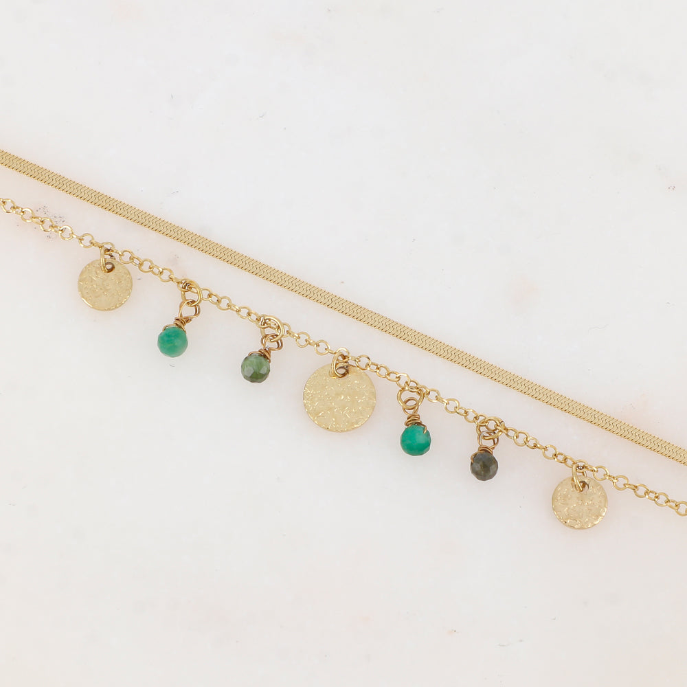 Mathilde & Filles | Bracelet deux rags en acier inoxydable doré serti de pampilles en perles et pièces martelées