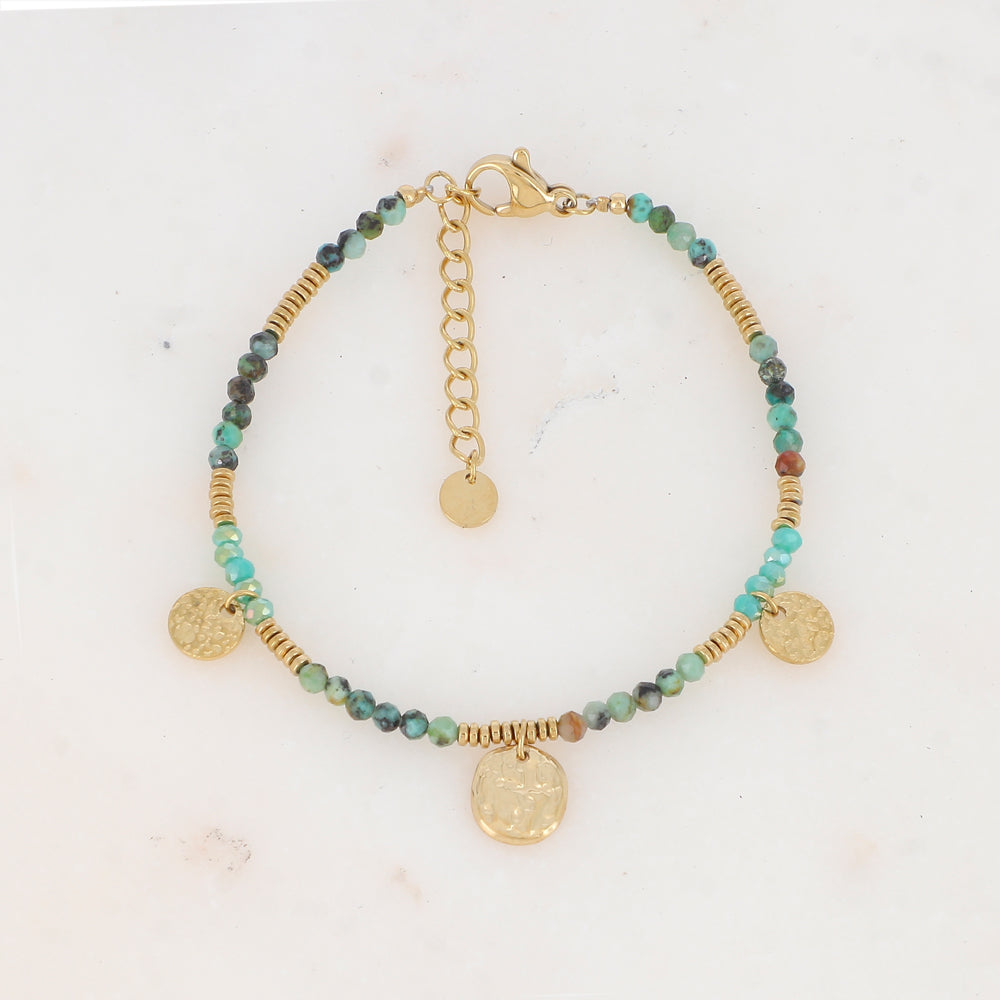 Mathilde & Filles | Bracelet pour femme orné de perles naturelles turquoise africaine et de trois jolies pièces martelées