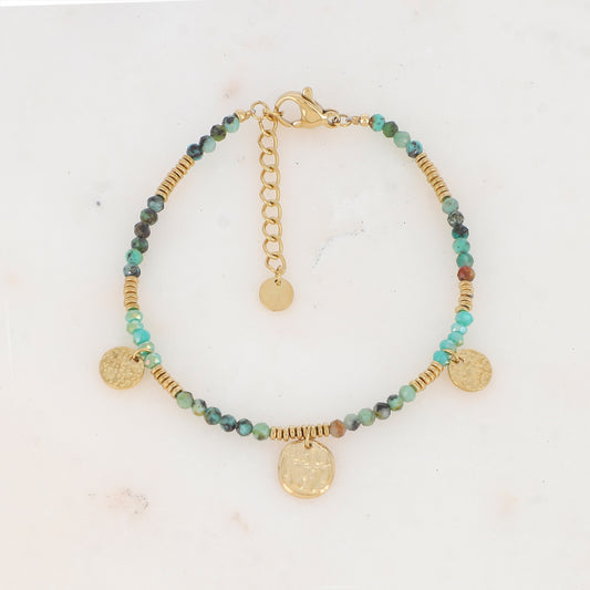 Mathilde & Filles | Bracelet pour femme orné de perles naturelles turquoise africaine et de trois jolies pièces martelées