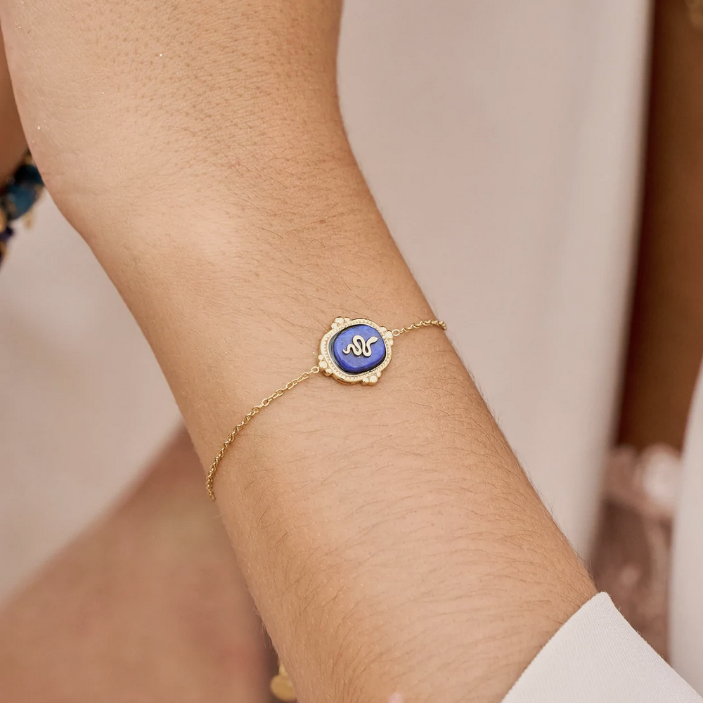 Mathilde & Filles bijoux | Bracelet en acier inoxydable pour femme ornée d'une pierre naturelle bleue lapis lazulite embellie d'un petit serpent doré 