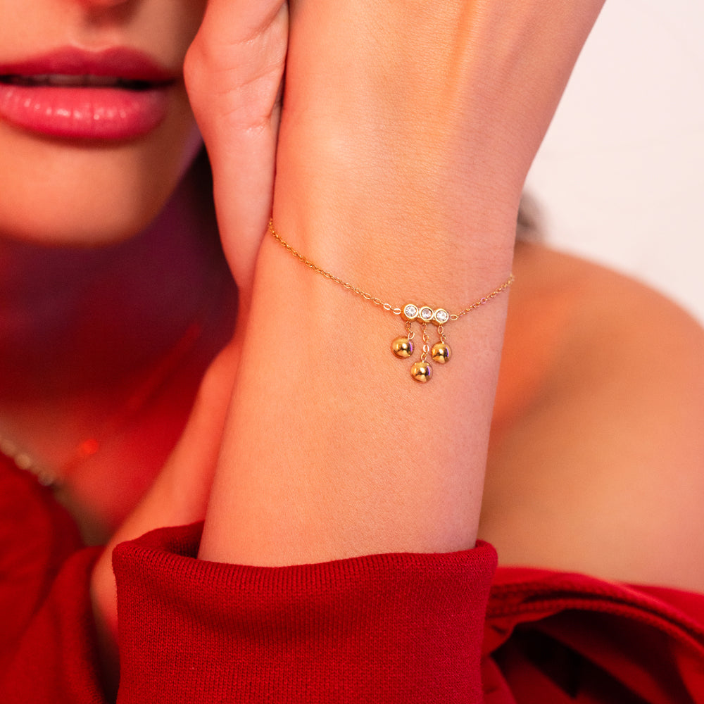 Mathilde & Filles | Bracelet en acier inoxydable à maille fine orné de trois zircons et de trois chainettes à boules