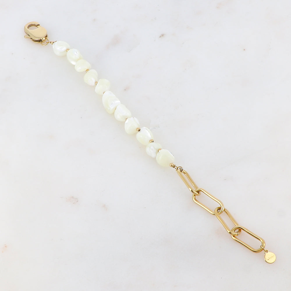 Bracelet en acier inoxydable à gros fermoir et maillons serti de plusieurs boules en nacre | Mathilde & Filles