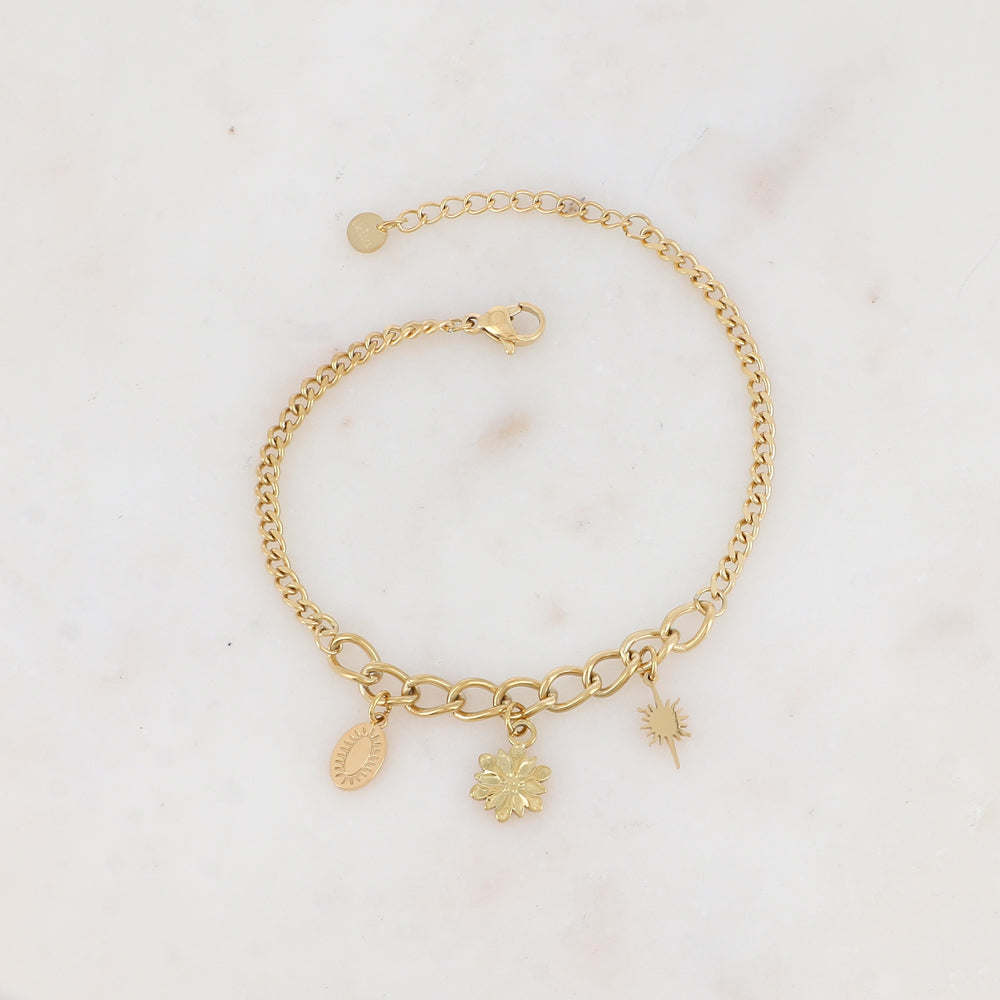 Mathilde & Filles | Bracelet en jeu de maille orné de trois pampilles parfaitement sculptées à savoir une étoile une fleur et une pièce ovale
