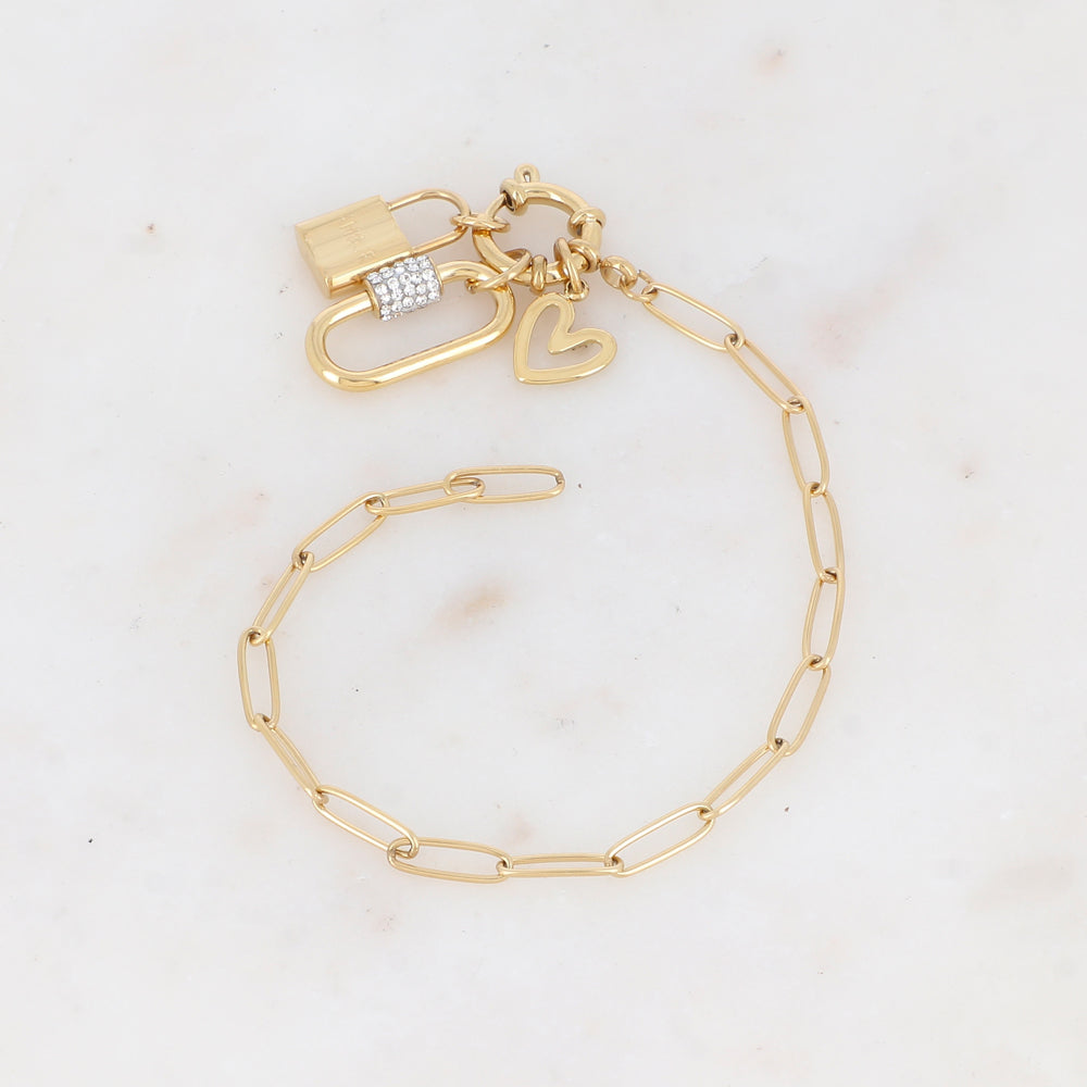 Mathilde & Filles | Bracelet en maille longue embelli de pampilles à savoir un cadenas une épingle et un cœur 
